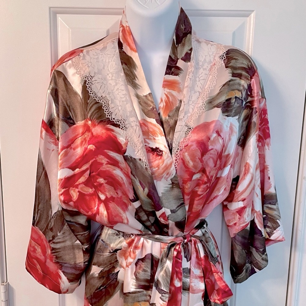 Rose 🌹 Satin & Lace Robe - Picture 2 of 11